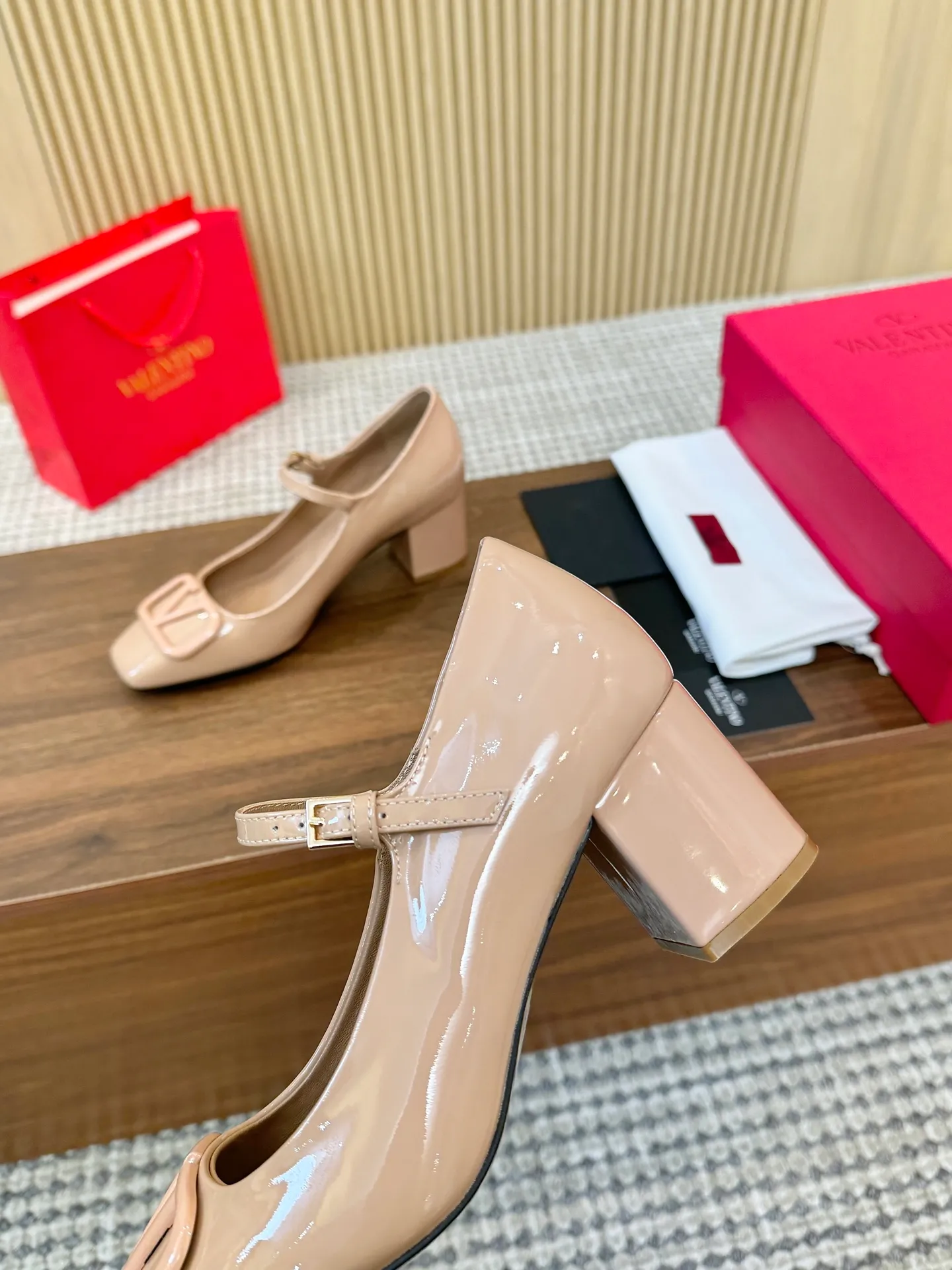 👟👟Ex-factory price 460👟👟 Genuine leather sole + 40 Valentino. Large v-buckle sandals ㊙️Latest series of counters Authentic grade version with perfect details. Authentic products are made one to one. All details are consistent with genuine ones. The upper foot is very pedicure type. The key point is that it is very good and easy to control. It does not grind the feet and does not tire the feet. Walking artifact, exclusive mold opening. The highest version on the market. Fabric: imported mixed sheepskin, lining and foot pads are all sheepskin. Code number (34 to 42) Customized sizes 34 and 42 are non-returnable and non-exchangeable. Heel height: 7.5CM. Rubber sole, leather sole +40